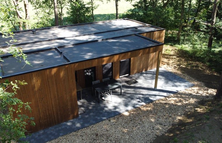Vakantiehuisje in Retie, een moderne vakantiewoning in de bossen van Retie, Antwerpen, met een ruim terras voor ontspanning.