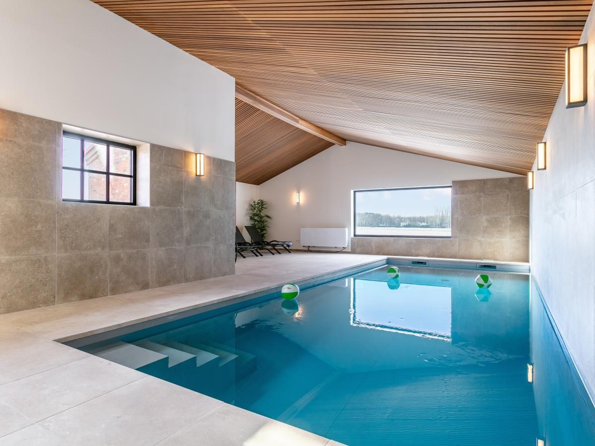 Indoor pool at Lindehoeve vacation home in Turnhout, Antwerp, ideal for relaxation and recreation.