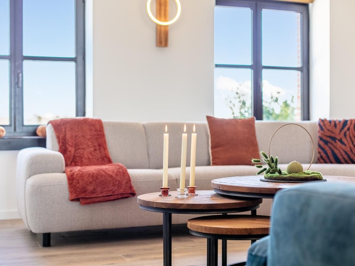 Stylish details in the living room of Lindehoeve vacation rental, Turnhout, with candles and decoration.