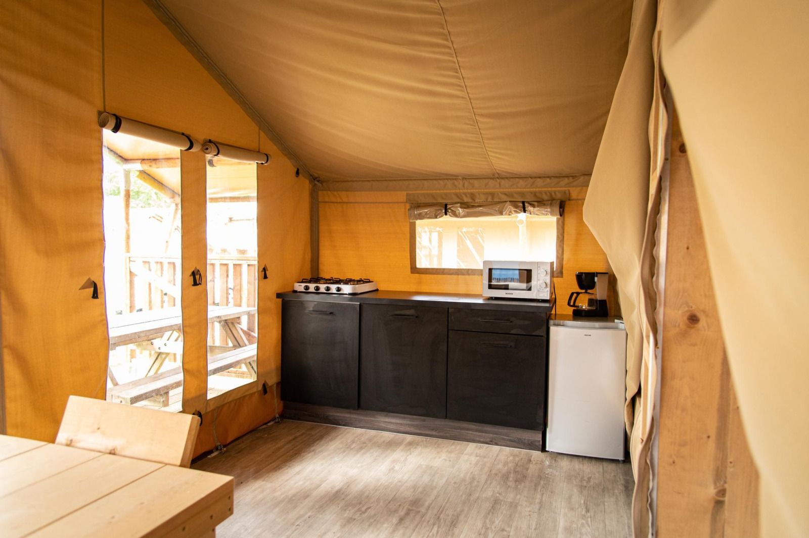Gemuetliche Kueche im Safari-Zelt, einer Glamping-Lodge in Turnhout, Antwerpen, Belgien, mit moderner Ausstattung und gemuetlicher Atmosphaere.