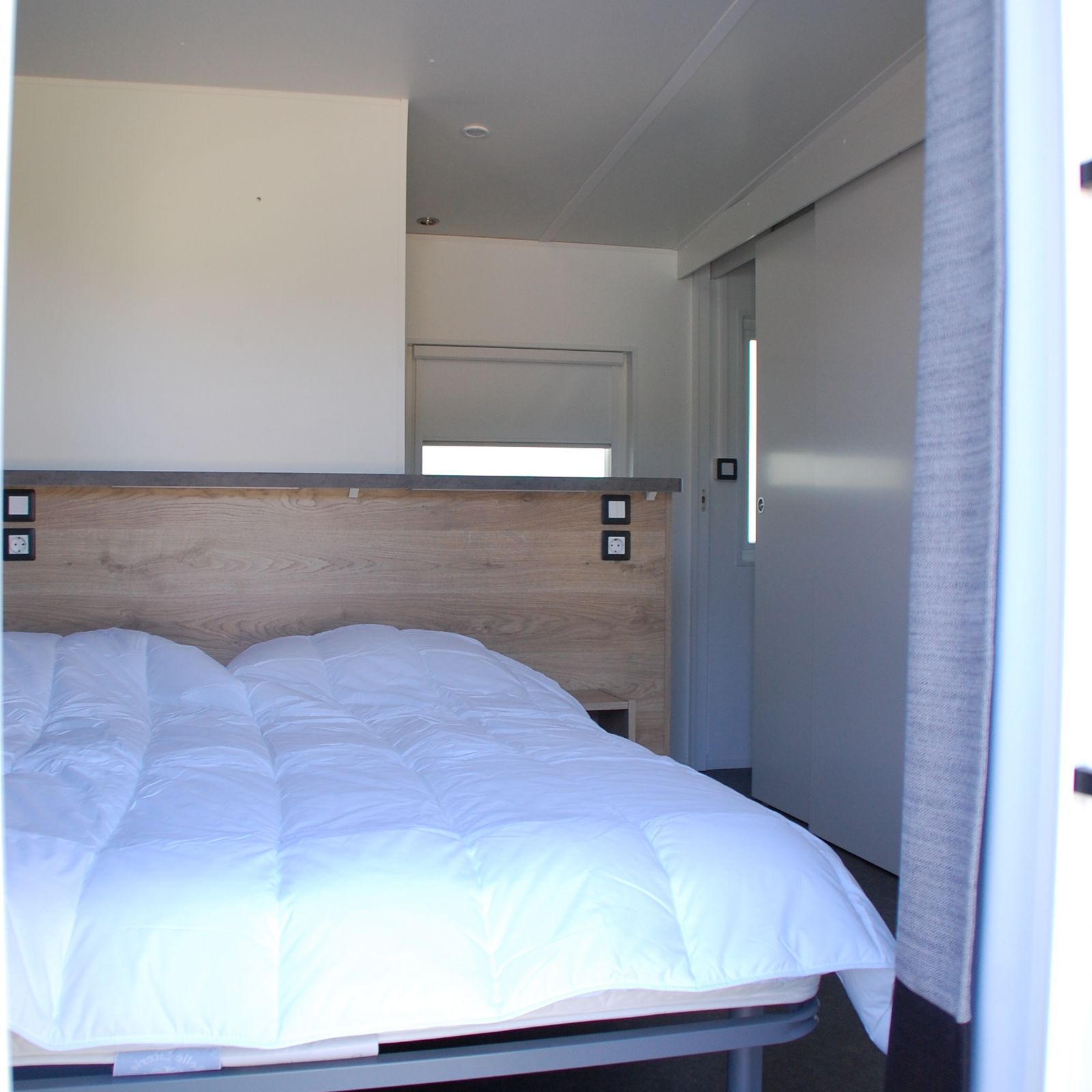Gemuetliches Schlafzimmer im Taos XL Delux, Ferienhaus in Turnhout, Antwerpen, mit bequemen Betten und natuerlichem Licht.