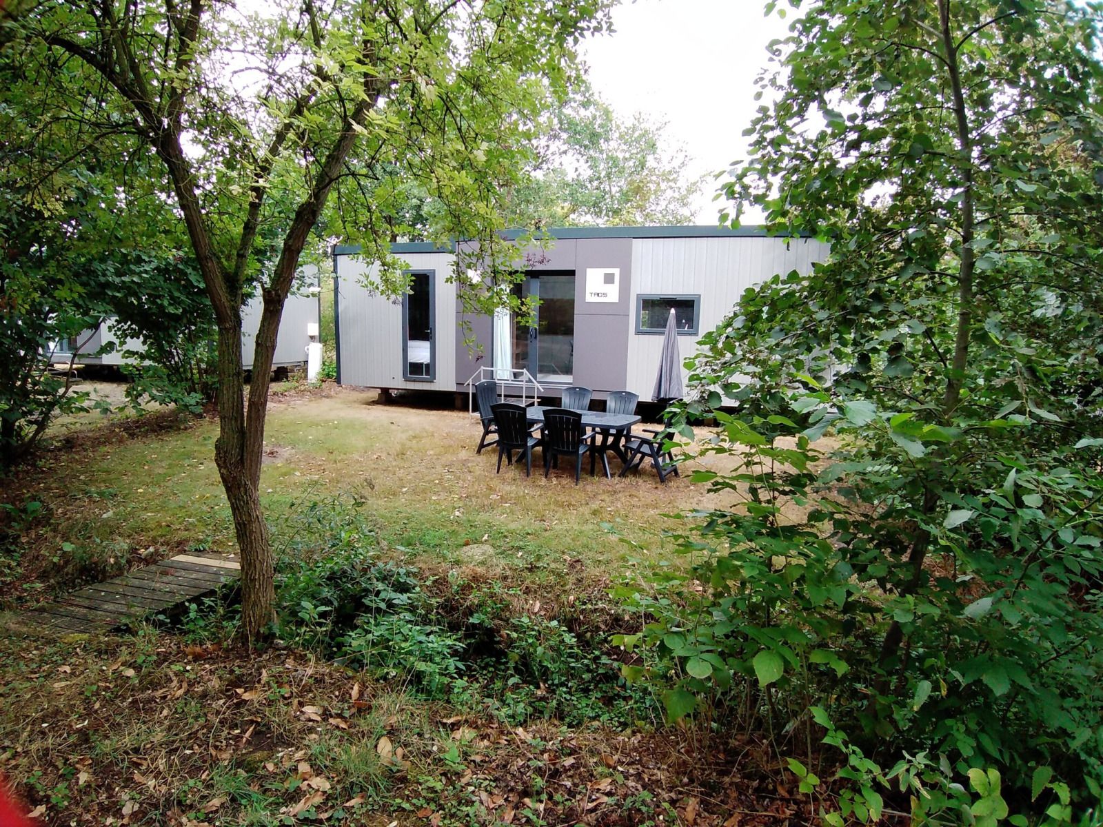 Taos XL Delux Ferienhaus in Turnhout, Antwerpen, umgeben von gruener Natur und mit einer grossen Terrasse mit Sitzgelegenheit.