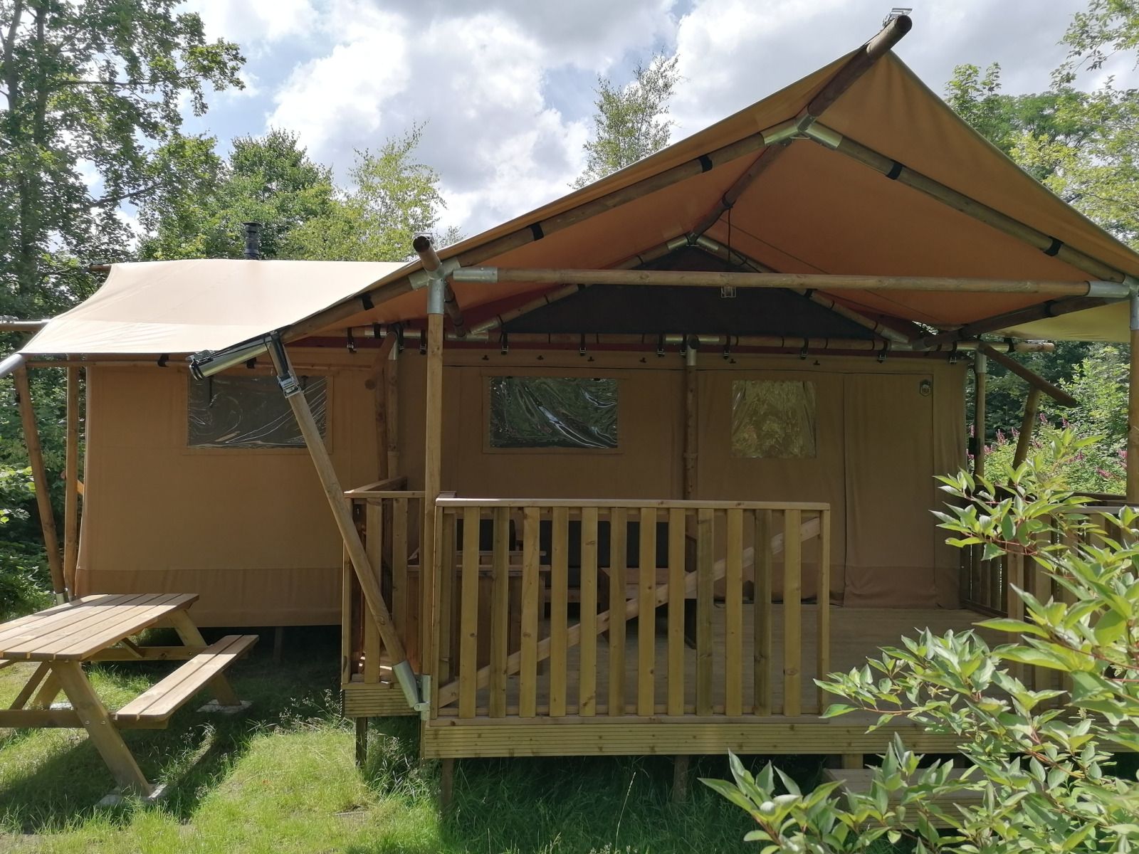 Das Safarizelt Dreamer in Turnhout bei Antwerpen bietet ein rustikales Glamping-Erlebnis mit Veranda und gruener Umgebung fuer Naturliebhaber.