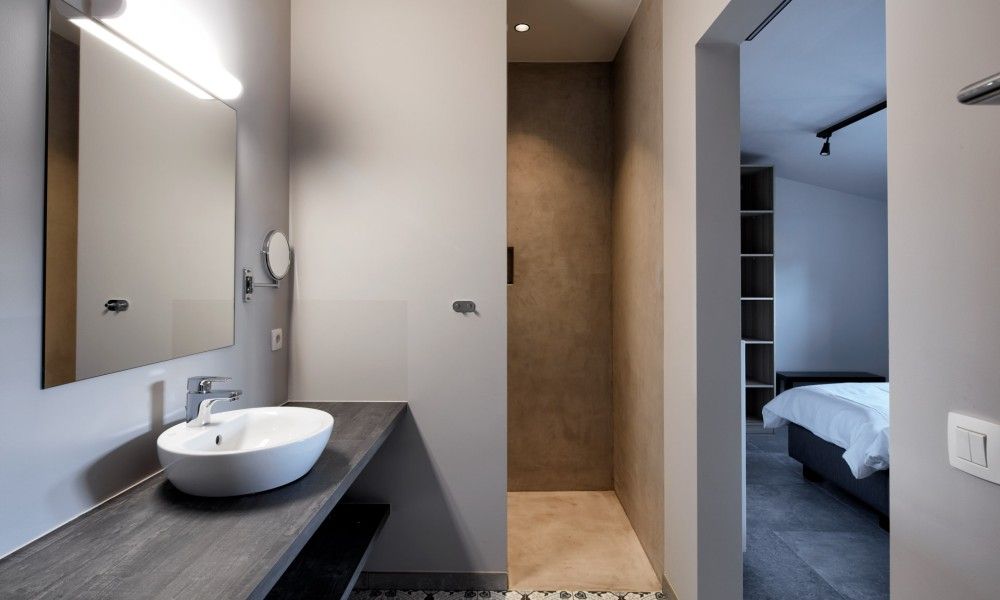 Modern bathroom in Driehoekshoeve vacation home in Kasterlee, Antwerp with stylish decor.