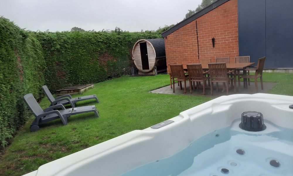 Aussenterrasse mit Jacuzzi und Sauna in De Drieshoeve, Ferienhaus in Kasterlee, Antwerpen.