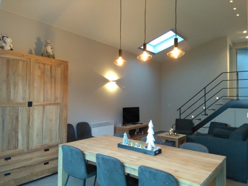 Gemuetliches Wohnzimmer in De Drieshoeve, Ferienhaus in Kasterlee, Antwerpen mit Holzmoebeln.