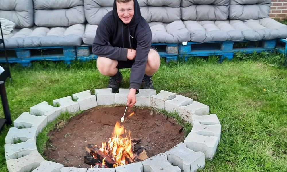Lagerfeuerspass im Garten von De Drieshoeve, Ferienhaus in Kasterlee, Antwerpen.