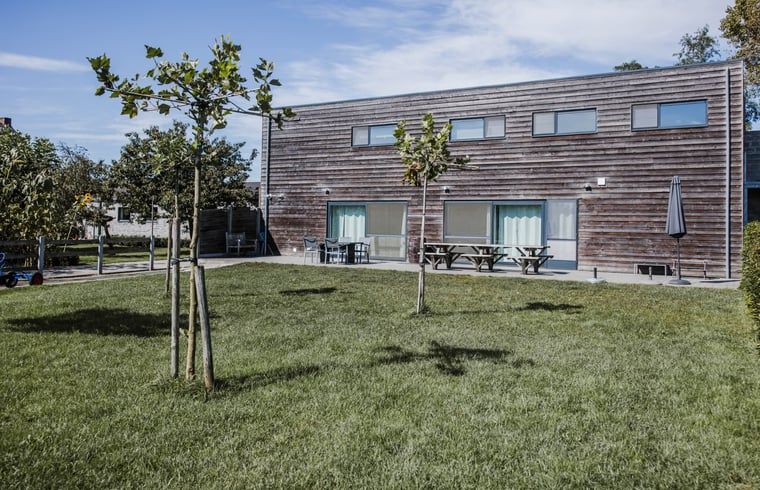Cottage in Kasterlee, ein Ferienhaus in Antwerpen, Belgien, mit einem grossen Garten und einer modernen Holzfassade fuer einen erholsamen Aufenthalt.