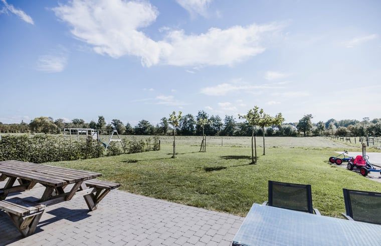 Geniessen Sie die ruhige Umgebung im Huisje in Kasterlee, einem Ferienhaus in Kasterlee, Antwerpen, mit einer grossen Terrasse und einer schoenen Aussicht ins Gruene.