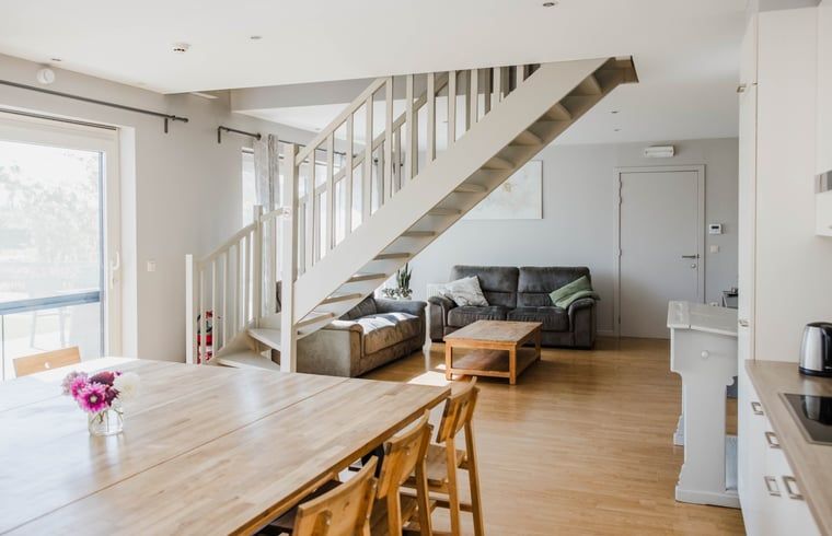 Gemuetliches Wohnzimmer in Cottage in Kasterlee, Ferienhaus in Kasterlee, Antwerpen. Geraeumige Sitzecke und Essbereich mit viel natuerlichem Licht.