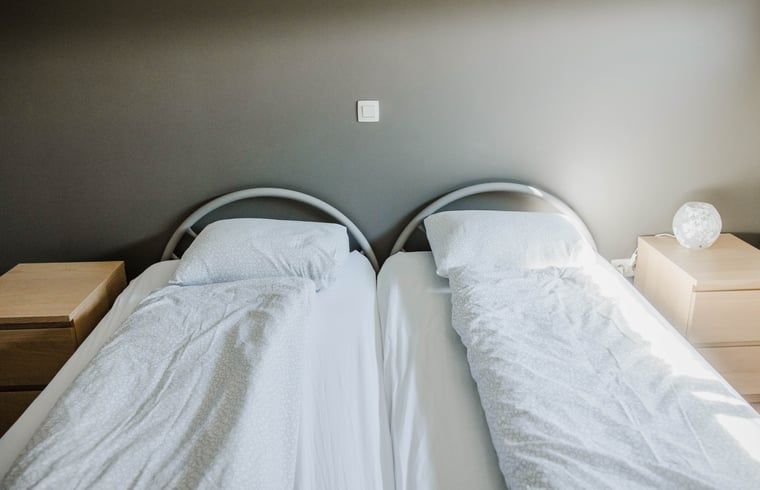 Attraktives Schlafzimmer in Cottage in Kasterlee, Ferienhaus in Kasterlee, Antwerpen, Belgien, mit bequemen Betten und ruhigem Ambiente.