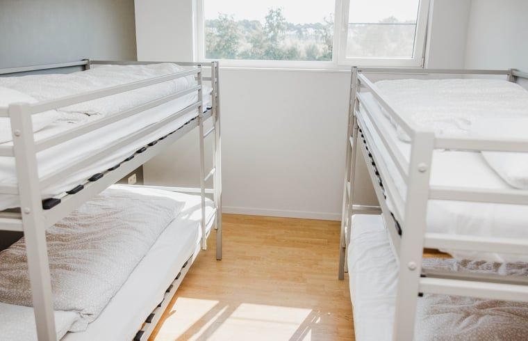 Gemuetliches Schlafzimmer mit Etagenbett im Huisje in Kasterlee, einem Ferienhaus im gruenen Kasterlee, Antwerpen, Belgien.