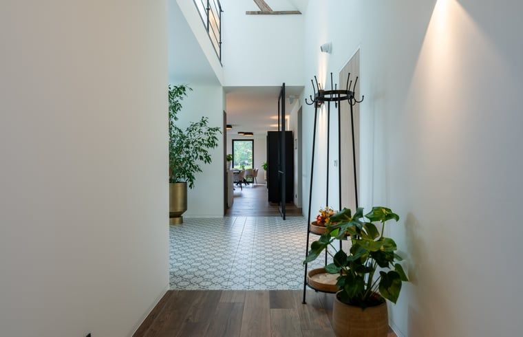 Heller Eingang zum Ferienhaus in Kasterlee, Antwerpen, Belgien, mit moderner Einrichtung und Blick ins Gruene.