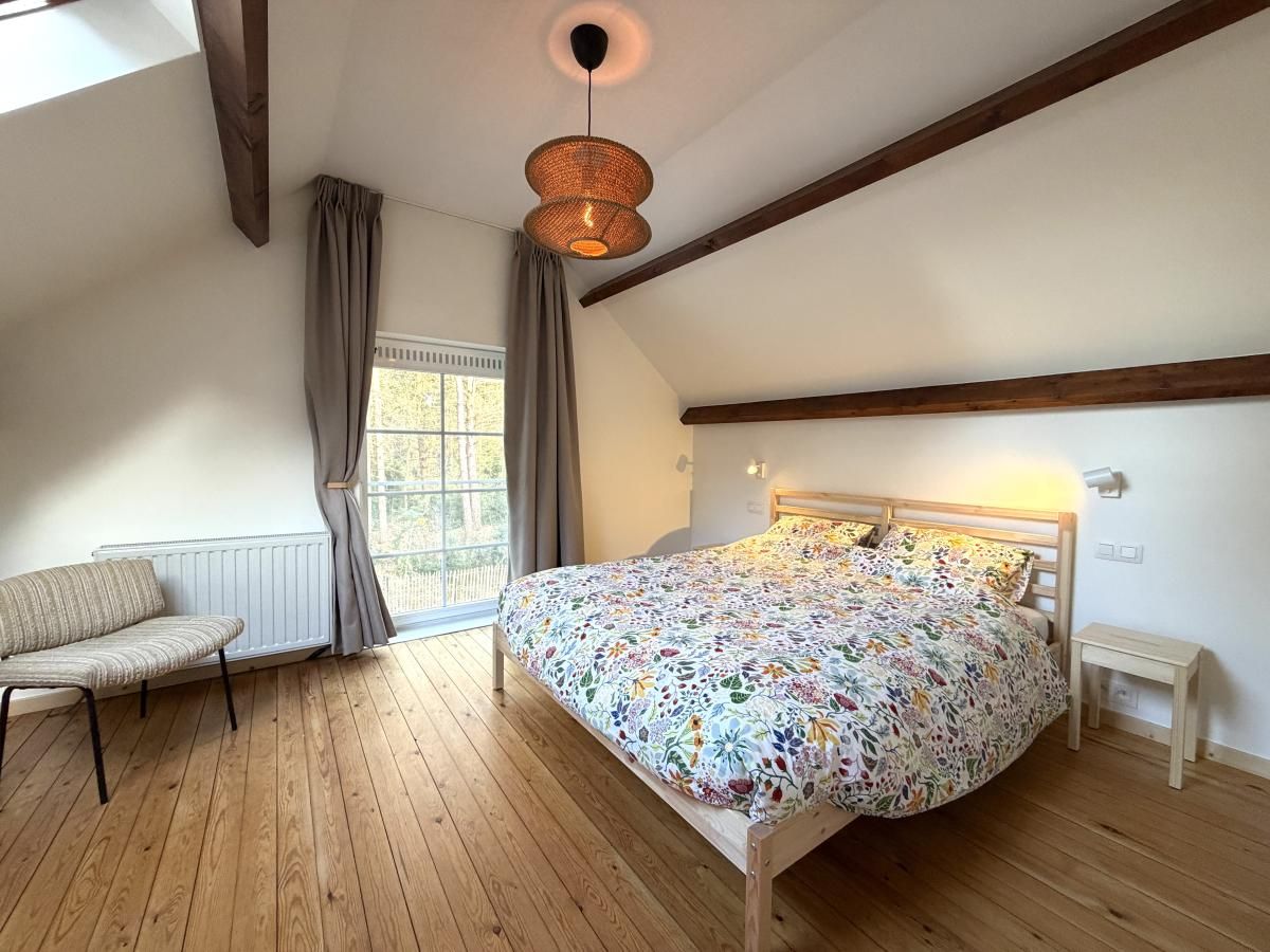 Cozy living room of Lierelodge, a vacation home in Oud-Turnhout, Antwerp, with modern fireplace and television for ultimate comfort.
