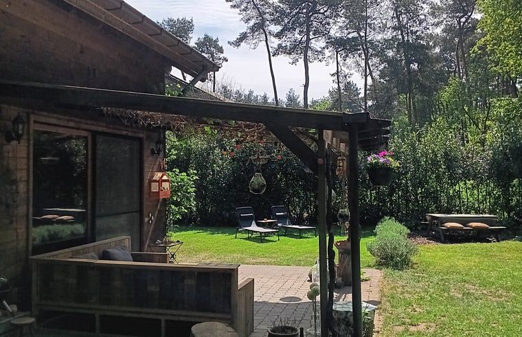 Essecke mit Blick auf den Garten im Ferienhaus in Wuustwezel, ideal fuer einen Familienurlaub in Antwerpen, Belgien.