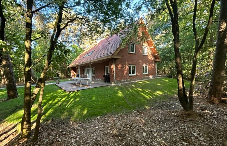 Cottage in Wuustwezel, cottage in Antwerp with spacious garden and terrace, surrounded by serene nature.