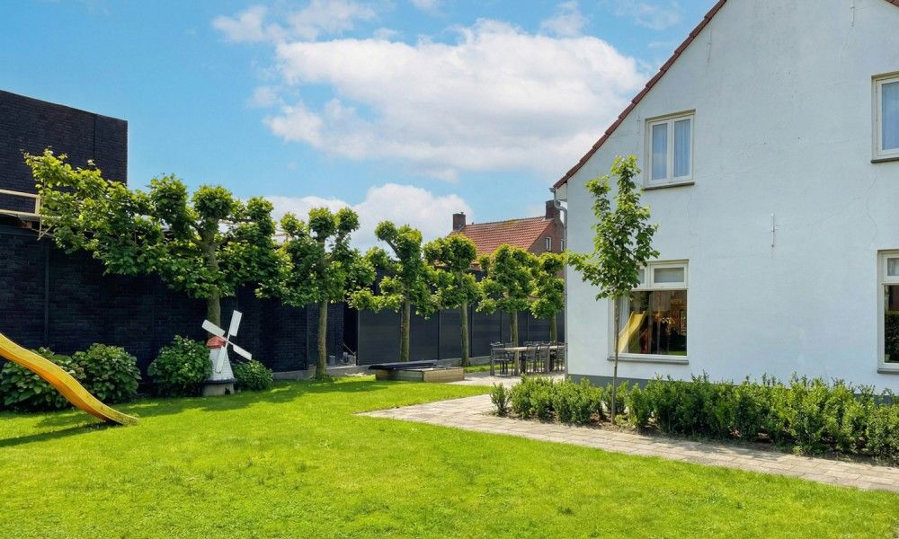 De Morgenstond vakantiehuis in Baarle-Hertog, Antwerpen met groene tuin en terras voor ontspanning in een landelijke omgeving.