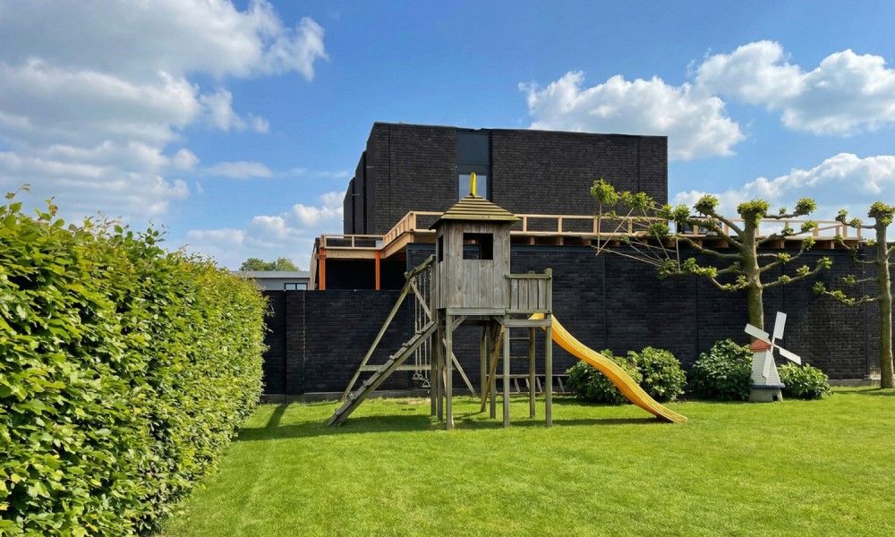 Speeltuin en groene tuin bij De Morgenstond vakantiehuis in Baarle-Hertog, Antwerpen, perfect voor gezinnen en natuurliefhebbers.