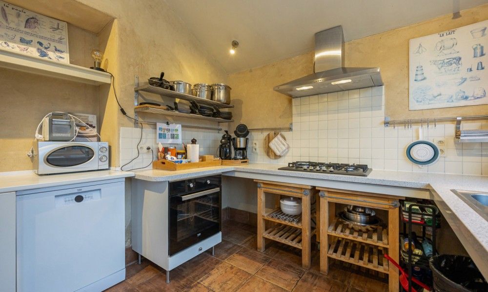 Gezellige keuken in vakantiehuis De Morgenstond, Baarle-Hertog, Antwerpen met moderne apparatuur en rustieke inrichting.