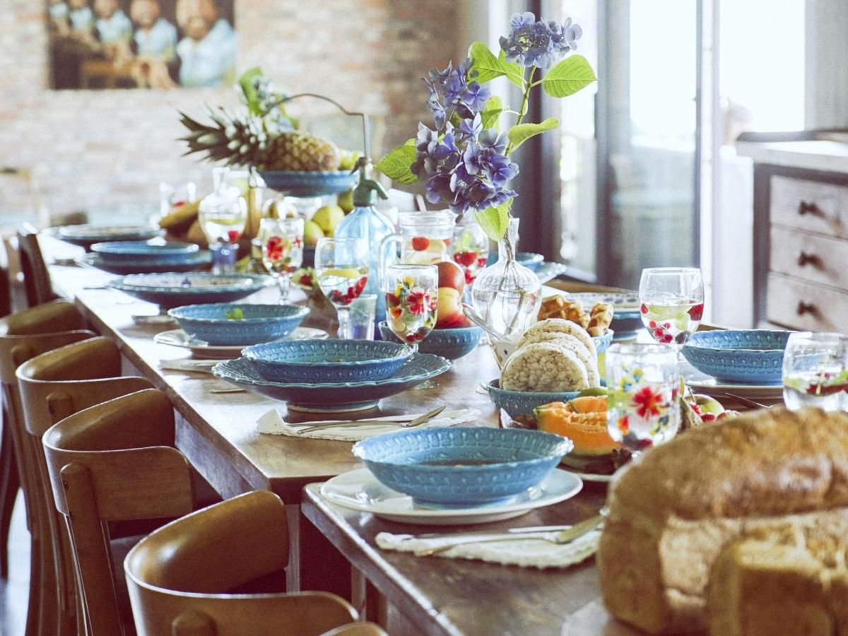 Gezellige eetruimte in vakantiehuis De Lieshoeve, Arendonk, Antwerpen, met prachtig gedekte tafel en kleurrijke details.