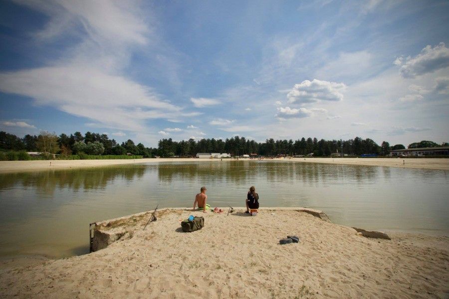 Sandstrand am Chalet Sigal in Poppel, Antwerpen. Perfekt zum Entspannen und Geniessen der Natur.