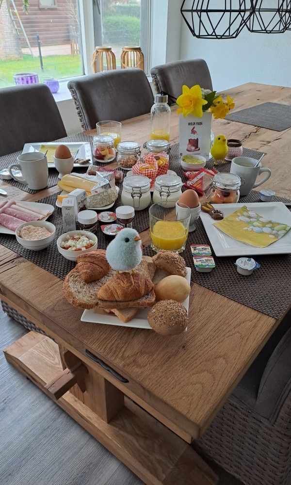 Reichhaltiges Fruehstueck im Chalet Sigal in Poppel, Antwerpen. Beginnen Sie Ihren Tag mit einer koestlichen Mahlzeit.