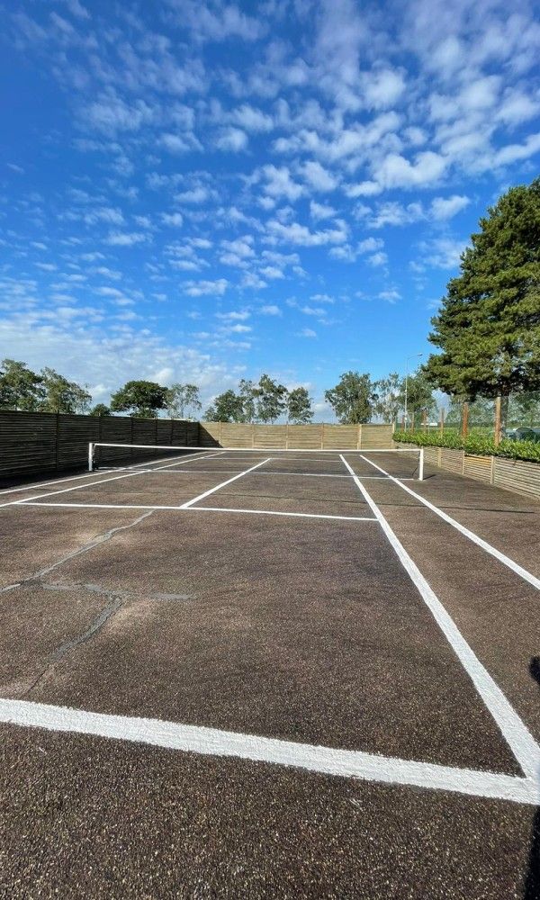 Tennisplatz bei Chalet Sigal in Poppel, Antwerpen. Ideal fuer sportliche Gaeste.