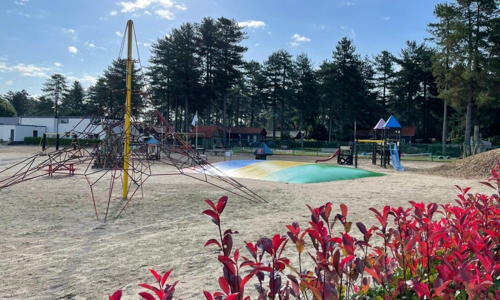 Spielplatz bei Chalet Sigal in Poppel, Antwerpen. Kinderfreundliche Umgebung mit viel Spielspass.