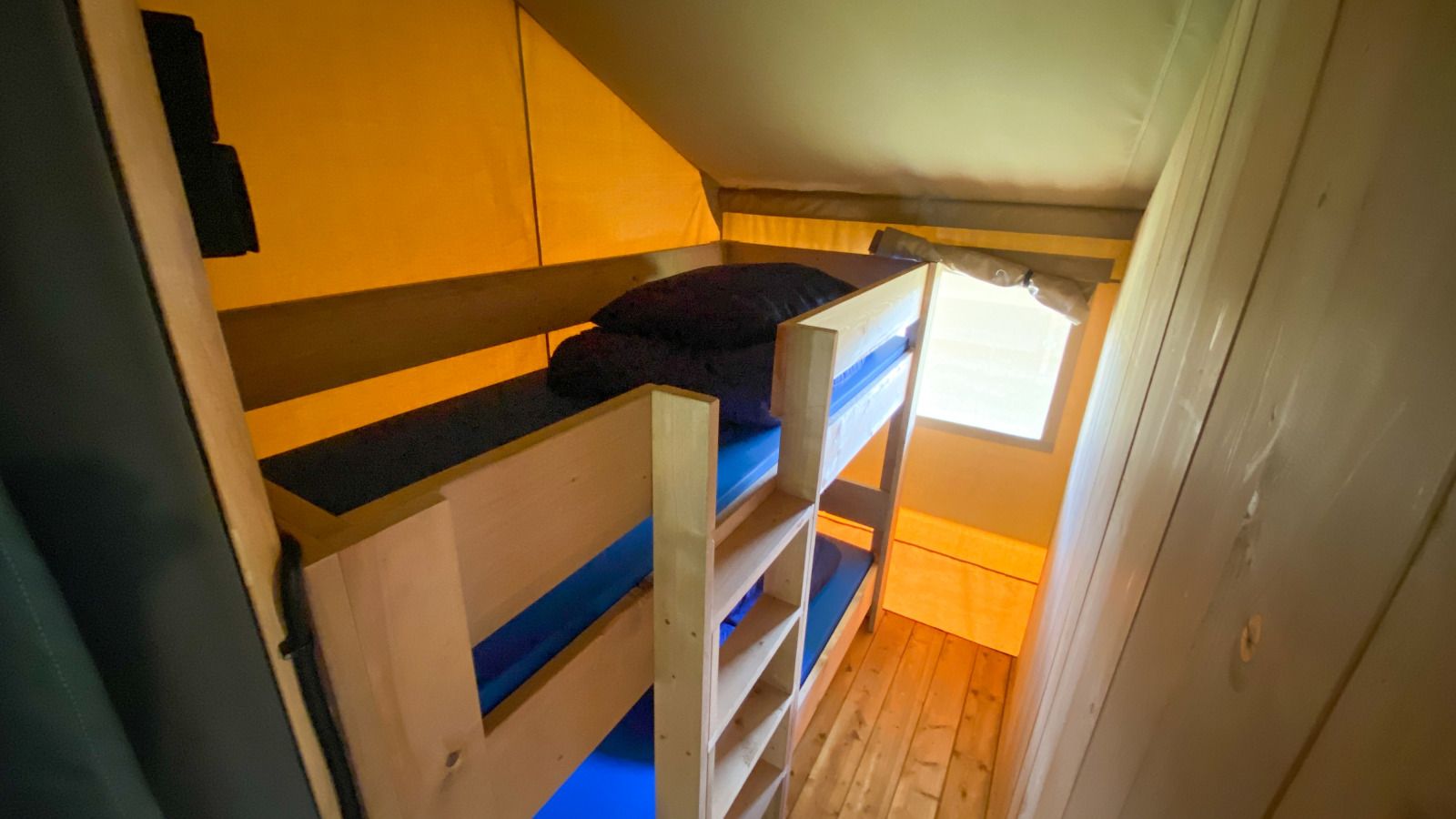 Cozy bedroom with bunk beds in Safari tent incl. sanitary facilities, Lichtaart, Antwerp, Belgium. Perfect for an adventurous glamping experience.