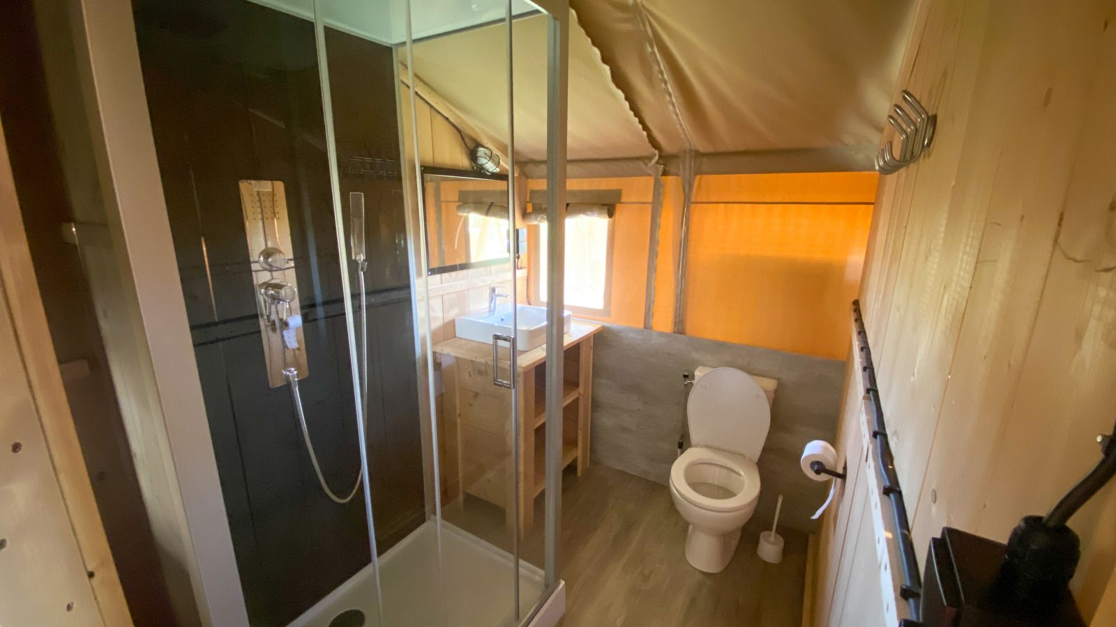 Modern bathroom in Safari tent incl. plumbing, a luxury glamping lodge in Lichtaart, Antwerp, Belgium.