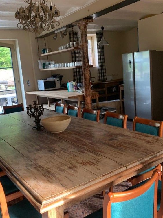 Gezellige eetkamer in vakantiehuis Gemael1744, Voeren, Limburg, met rustieke houten tafel en landelijke keuken.