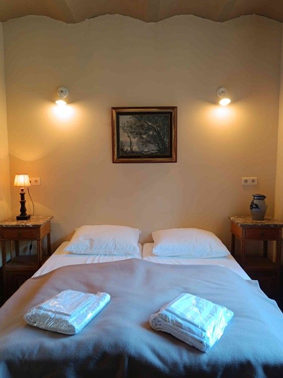 Gezellige slaapkamer in vakantiehuis Gemael1744, Voeren, Limburg, Belgie, met sfeervolle verlichting en klassiek interieur.
