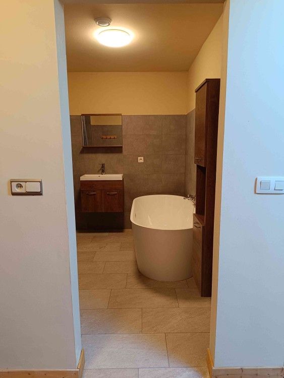 Luxe badkamer in vakantiehuis Gemael1744, Voeren, Limburg, Belgie met moderne inrichting en vrijstaand bad voor ultiem comfort.