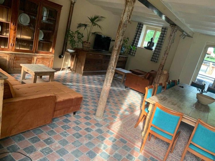 Gezellige woonkamer in vakantiehuis Gemael1744, Voeren, Limburg met rustieke meubels en veel natuurlijk licht.