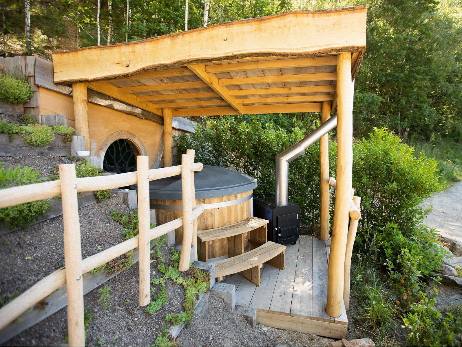 Geniet van de rustieke charme van Hobbit House 1 in Neeroeteren, Limburg, Belgie, met een gezellige buitenruimte en natuurlijke omgeving.