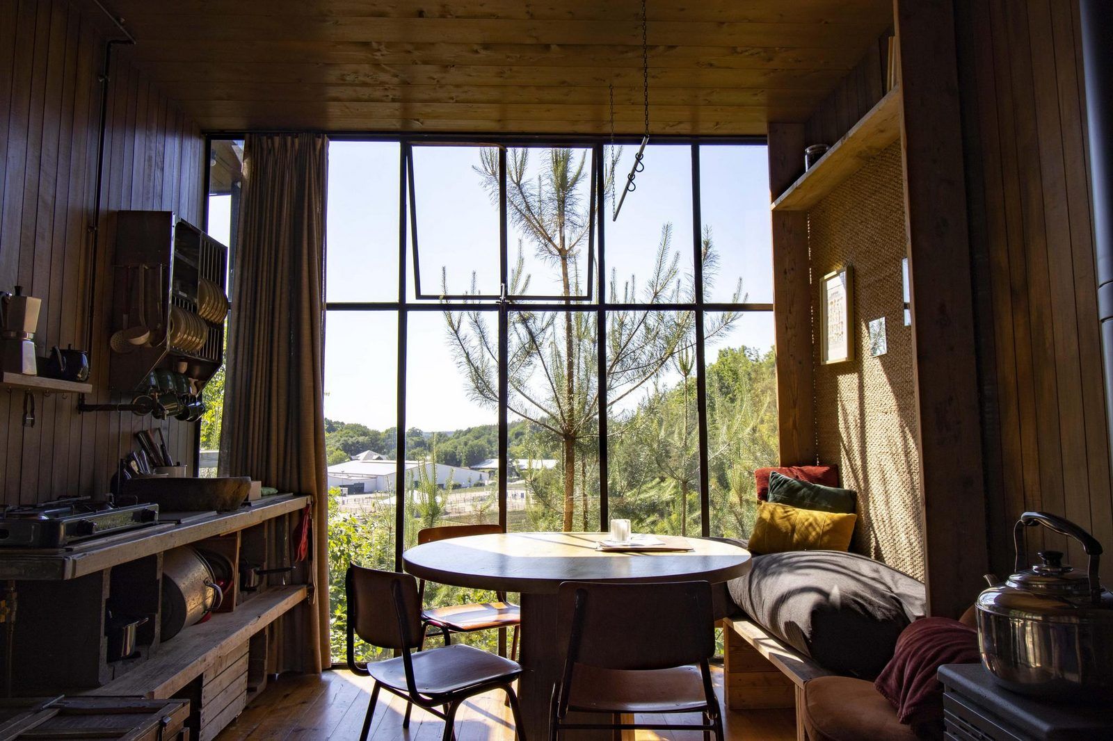 Binnenruimte van Watercabin met hottub in Neeroeteren, Limburg, Belgie met uitzicht op de natuur door grote ramen.