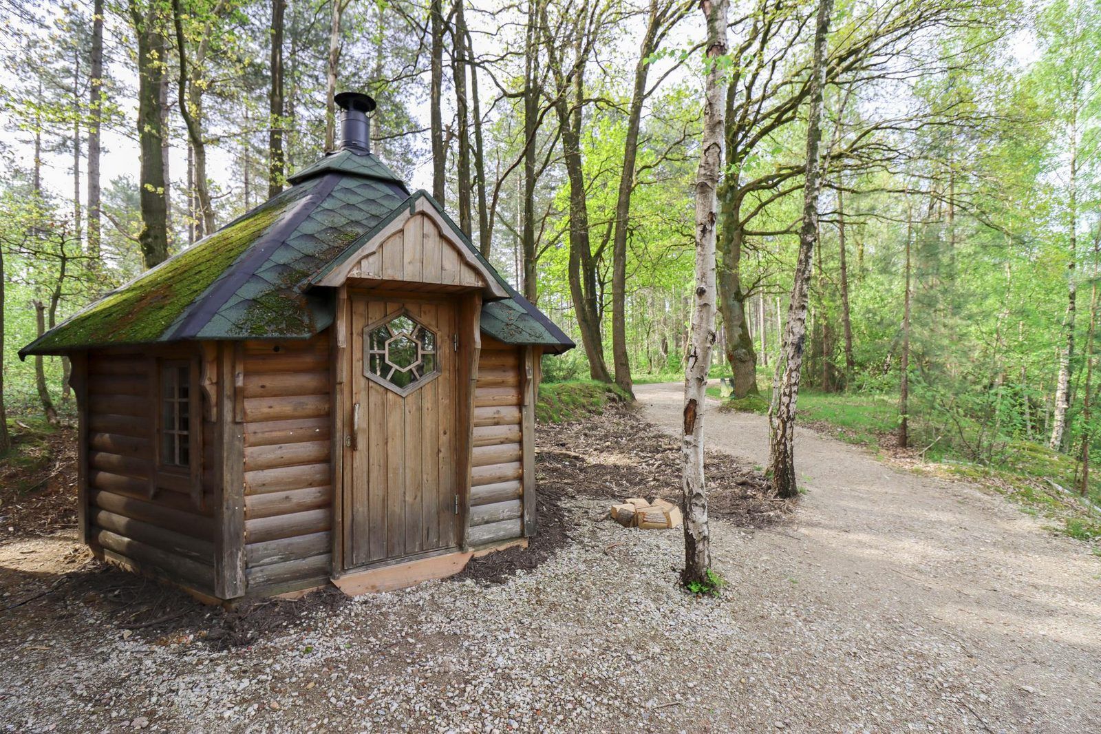 Charmant saunahuisje bij Comfort Classic vakantiehuis in Neeroeteren, Limburg, Belgie, genesteld tussen rustgevende bosrijke paden.