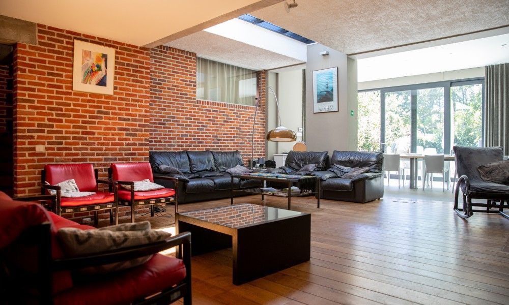 Gezellige woonkamer in StadOase-Hasselt, vakantiehuis in Hasselt, Belgie met comfortabele zithoek.