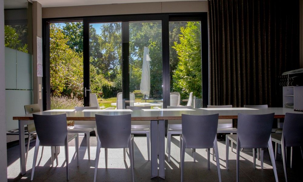 Moderne eetkamer in StadOase-Hasselt vakantiehuis, Hasselt, Belgie met uitzicht op de tuin.