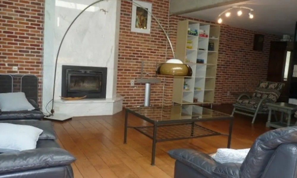 StadOase-Hasselt vakantiehuis in Belgie met sfeervolle open haard in de woonkamer.