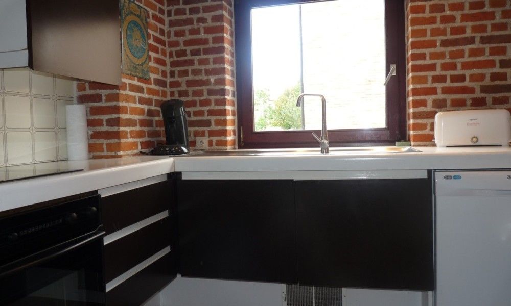 Volledig uitgeruste keuken in StadOase-Hasselt vakantiehuis in Hasselt, Belgie.
