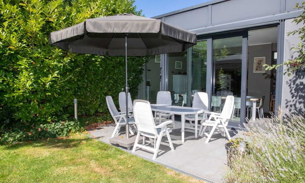 Zonnig terras van StadOase-Hasselt vakantiehuis in Hasselt, Belgie met tuinmeubilair.