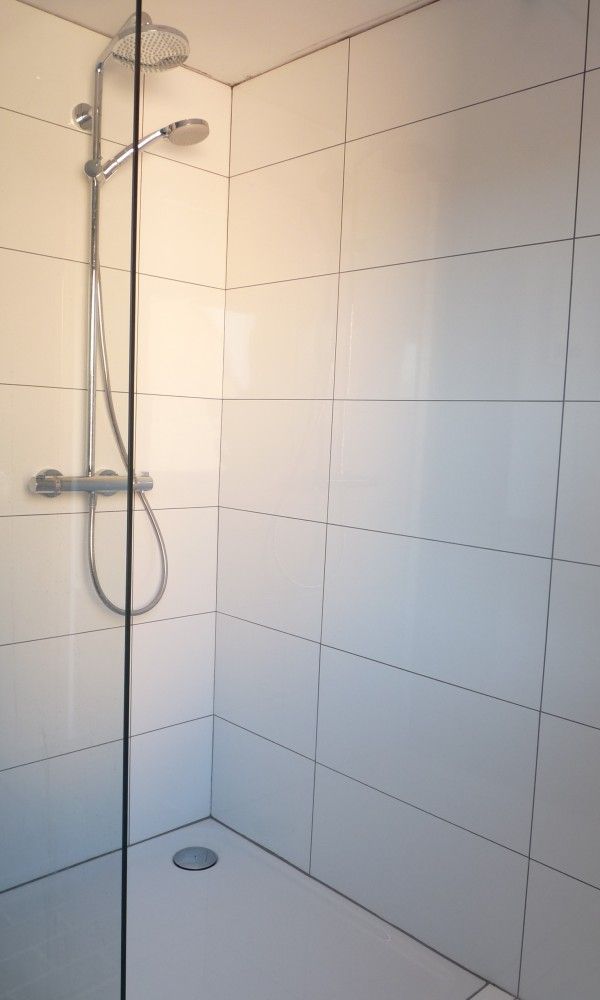 Moderne badkamer met douche in StadOase-Hasselt vakantiehuis, Hasselt, Belgie.