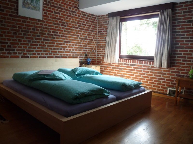 Comfortabele slaapkamer in StadOase-Hasselt vakantiehuis in Hasselt, Belgie met tweepersoonsbed.