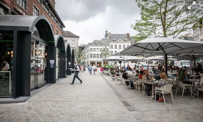 Levendige terrasjes in het centrum van Hasselt, nabij StadOase-Hasselt vakantiehuis, Belgie.
