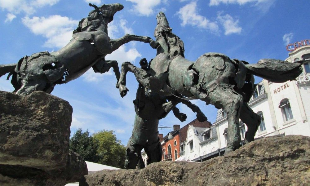 Bronzen standbeeld in het centrum van Hasselt, dichtbij StadOase-Hasselt vakantiehuis, Belgie.