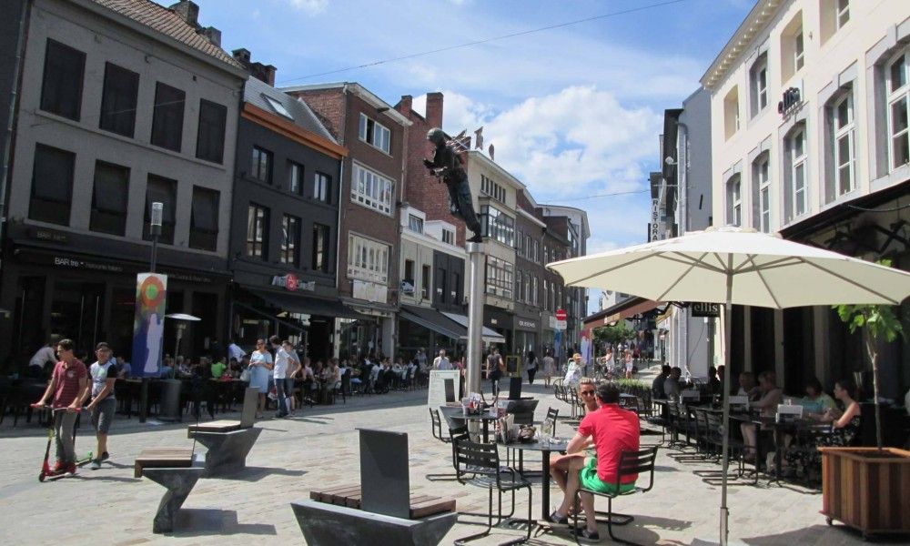 Gezellige winkelstraat in Hasselt, vlakbij StadOase-Hasselt vakantiehuis, Belgie.