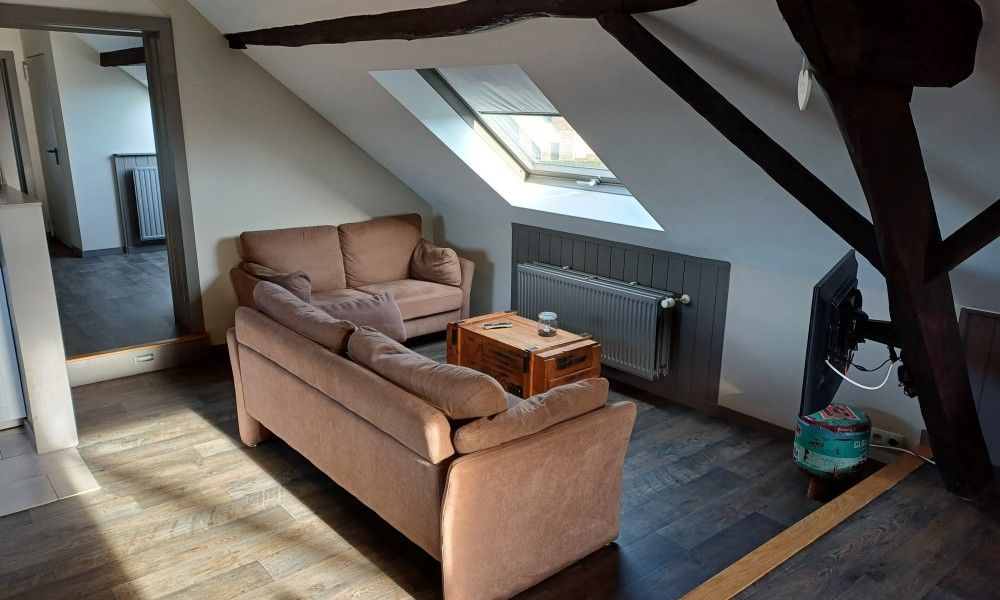 Knusse zithoek met comfortabele bank in Aan Maas & Grens vakantiehuis in Kinrooi, Limburg, Belgie.
