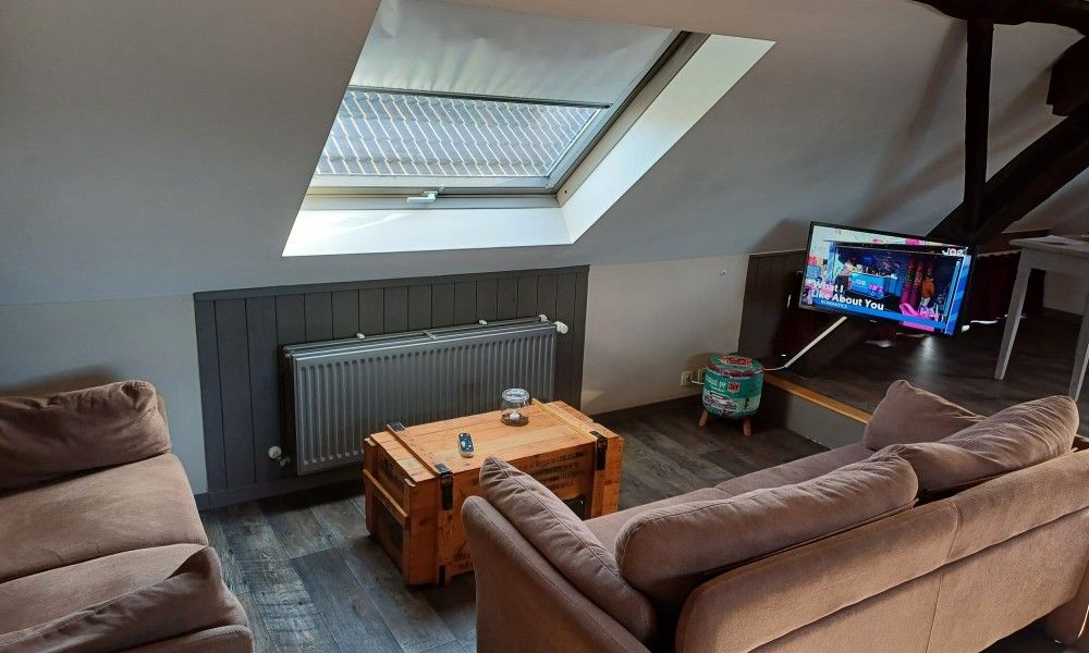 Moderne woonkamer met flatscreen-tv in Aan Maas & Grens vakantiehuis in Kinrooi, Limburg, Belgie.