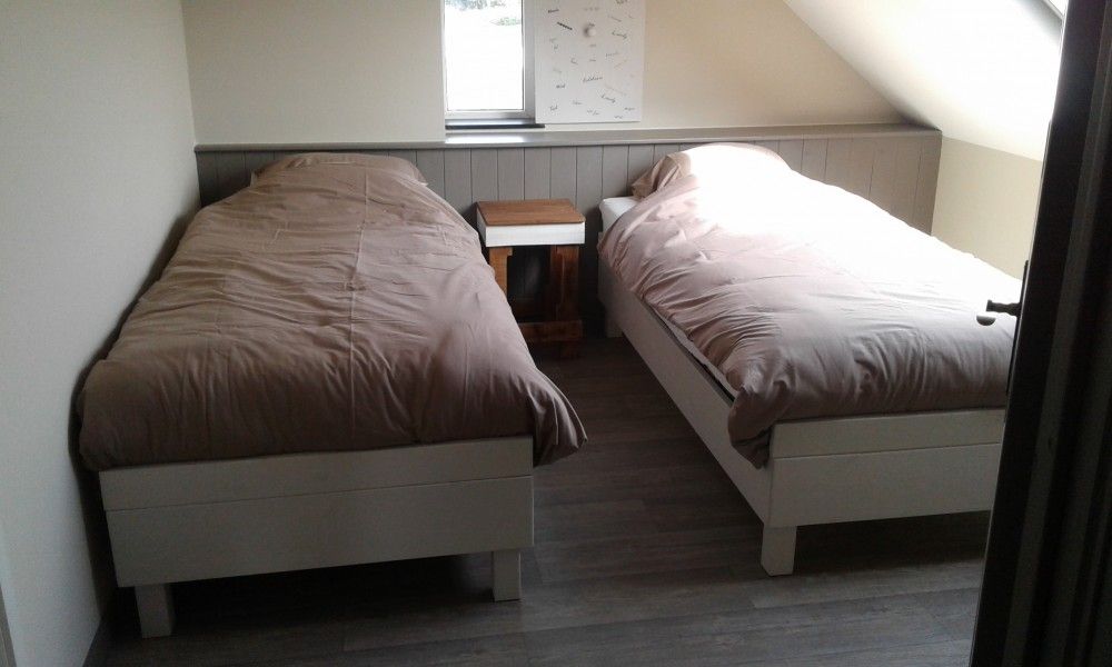 Tweepersoonsbed in lichte kamer van Aan Maas & Grens vakantiehuis in Kinrooi, Limburg, Belgie.